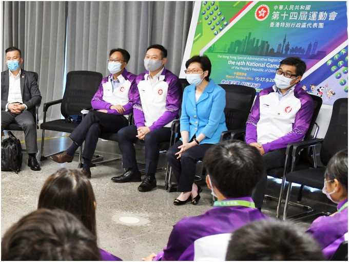 林郑月娥（蓝衣）昨日与今届全运会的香港田径运动员进行交流。