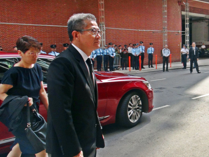 陳茂波今早出席殉職警員喪禮，乘坐紅色坐駕引起引議。
