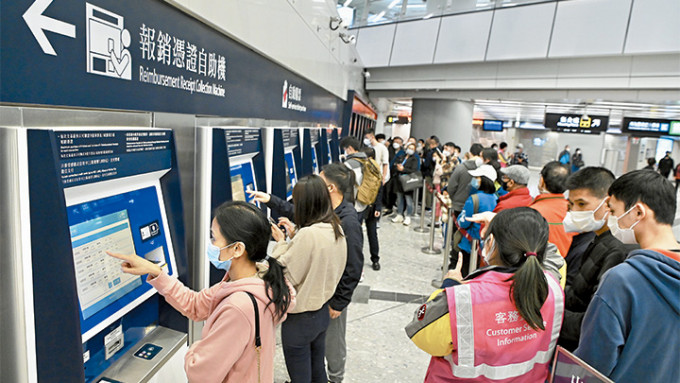 何俊贤咨询回乡证在内地的认受低的问题，冀香港市民在内地可以得到同等待遇。资料图片