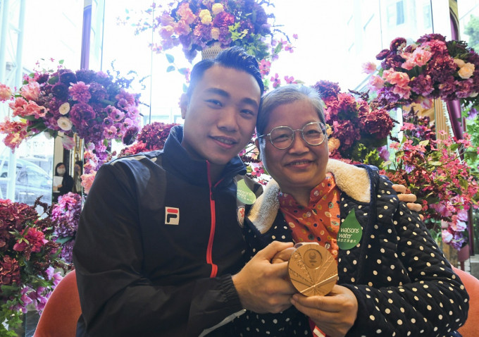 陈浩源与母亲。