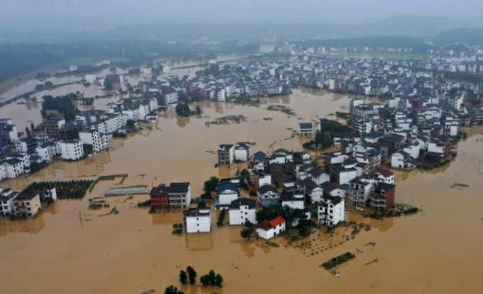 江西省持续大雨超过一星期多地传出灾情。