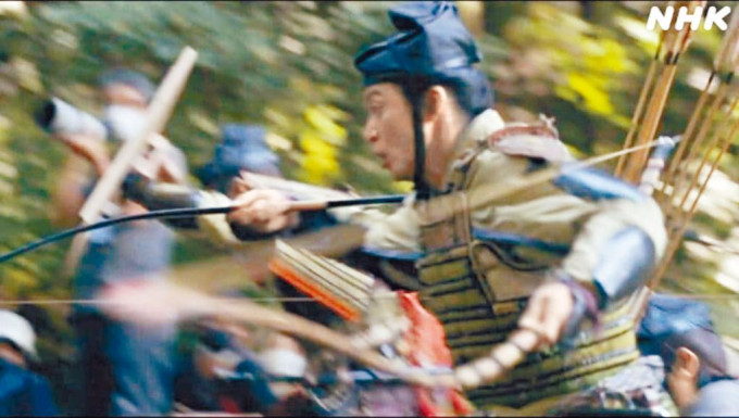《鎌倉之13人》的古裝戰爭場面中，閃現兩名工作人員。