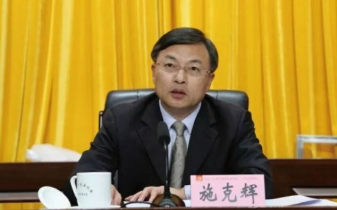 施克辉与另一位前浙江省委书记赵洪祝更深，曾任赵「大秘」，并且追随赵进入中纪委系统。