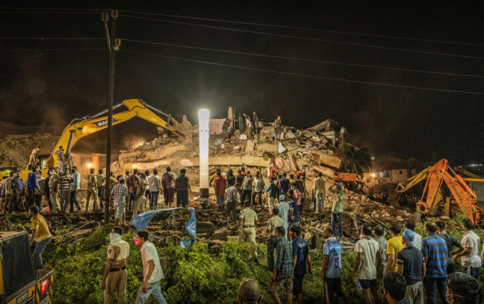 印度西部馬哈拉施特拉邦晚間發生建築物倒塌意外。AP圖片