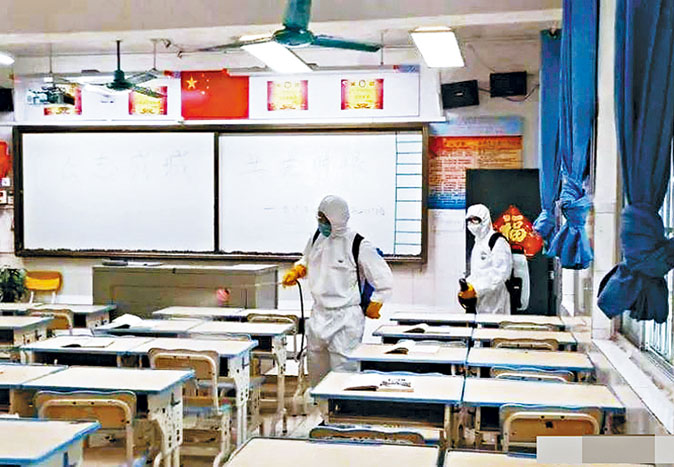 ■工作人員對廣西南寧市的學校教室進行衞生清潔和消毒。