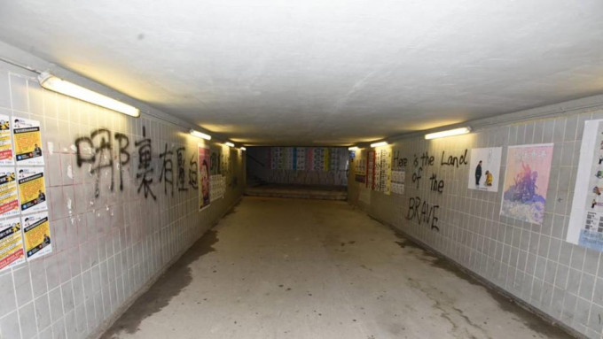 3名被告被控2019年于九龙城行人隧道内张贴海报及刑毁。资料图片