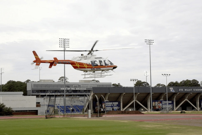 医疗直升机从路易斯安那理工大学校园升空，将伤者送院。 AP