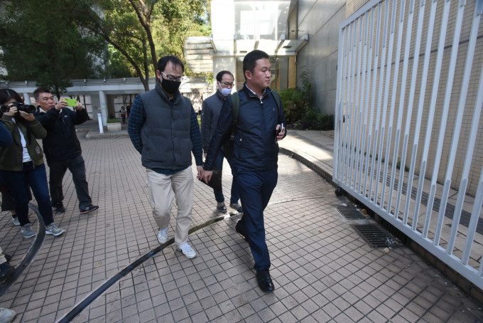 韩国领事馆职员到葵涌殓房认尸。
