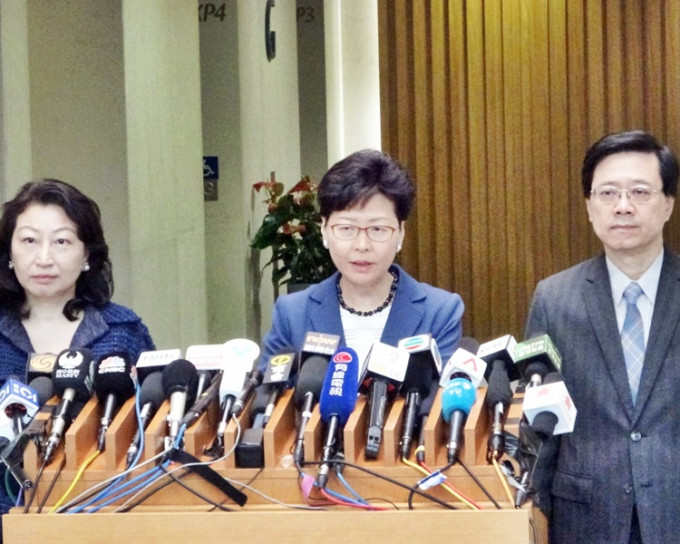 林郑月娥（中）对冲击立法会行为表示强烈及极度遗憾。