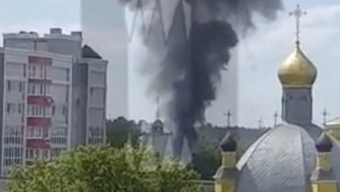 一架俄罗斯军用直升机13日坠落布良斯克（Bryansk），冒出阵阵浓烟。 路透社