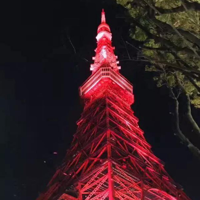 日本東京鐵塔點起紅色燈光慶祝中國農曆新年。微博圖片