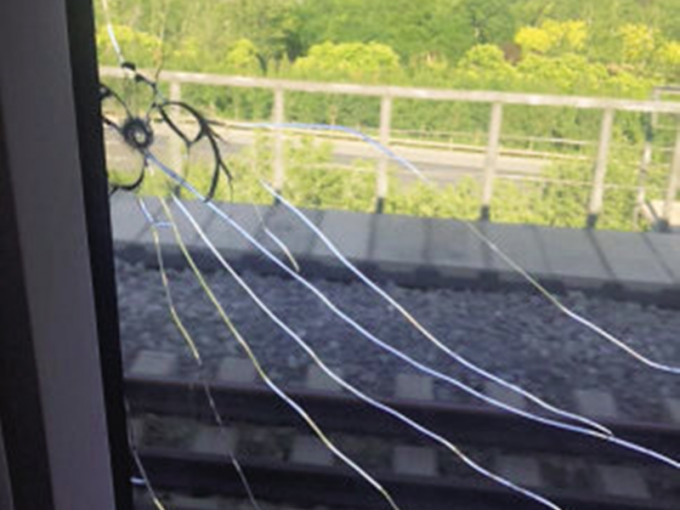 遼寧一名男子因利用彈叉打鳥，導致擊裂高鐵車窗，被處以行政拘留。　網上圖片