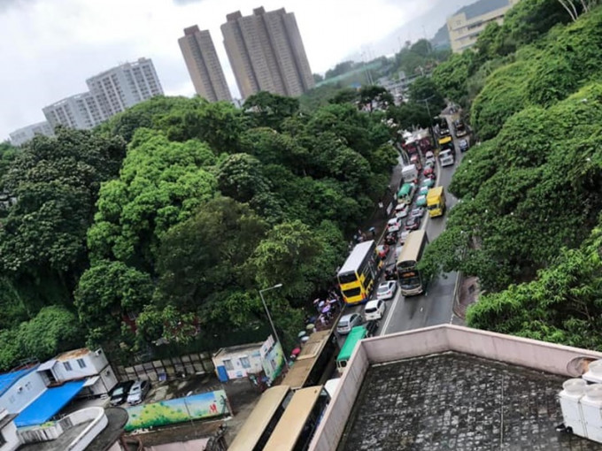 吐露港公路出九龙塞爆，车龙延至大埔广福道。Ann Lau图片