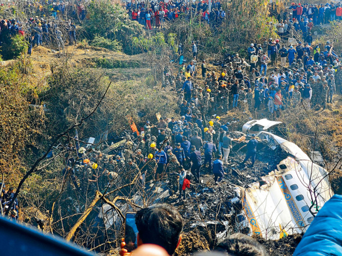 尼泊尔一架内陆客机周日在中部城市博克拉坠毁，大批搜救人员在客机残骸周围搜索。