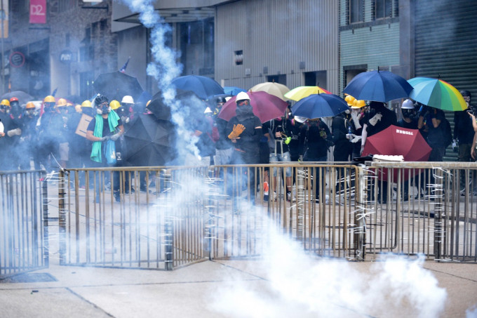 外交部驻港公署批评香港一小撮激进示威者，不断升级极端暴力行径。资料图片