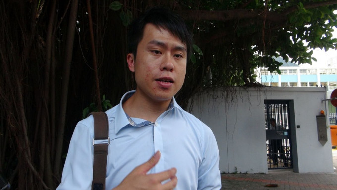 邝俊宇到秀茂坪警署了解虐打女童案件后，向记者讲述大致经过。林思明摄