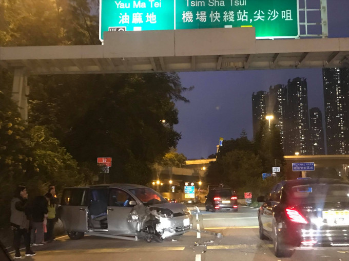 私家车撞至前后倒转。香港交通突发报料区
