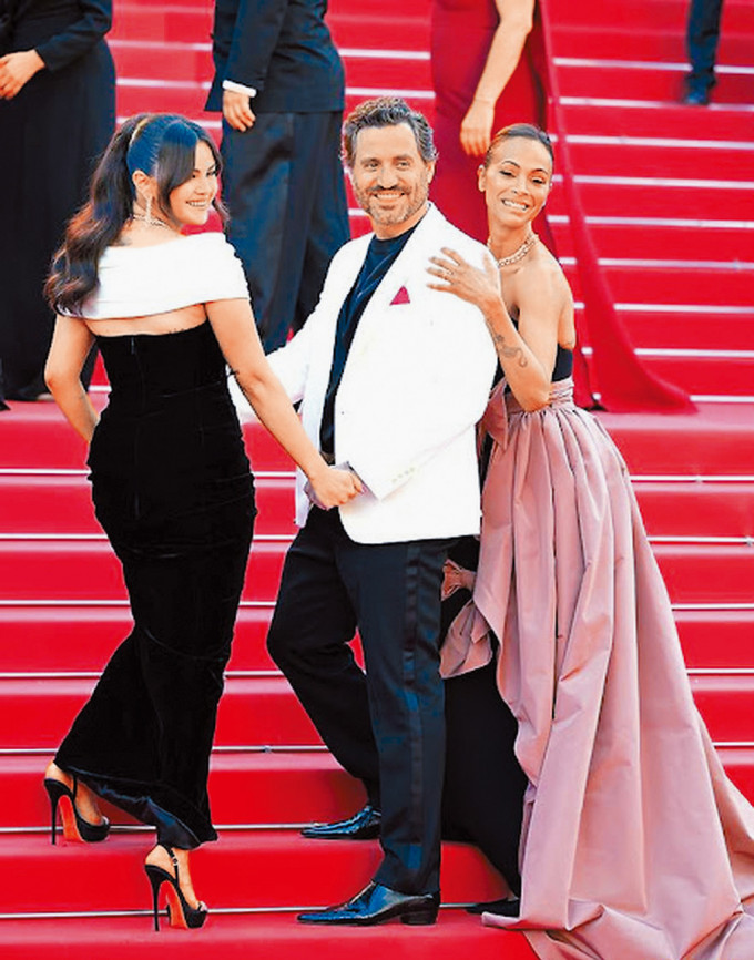 Selena Gomez、Edgar Ramirez和素兒莎丹娜出席電影《Emilia Perez》康城首映禮。
