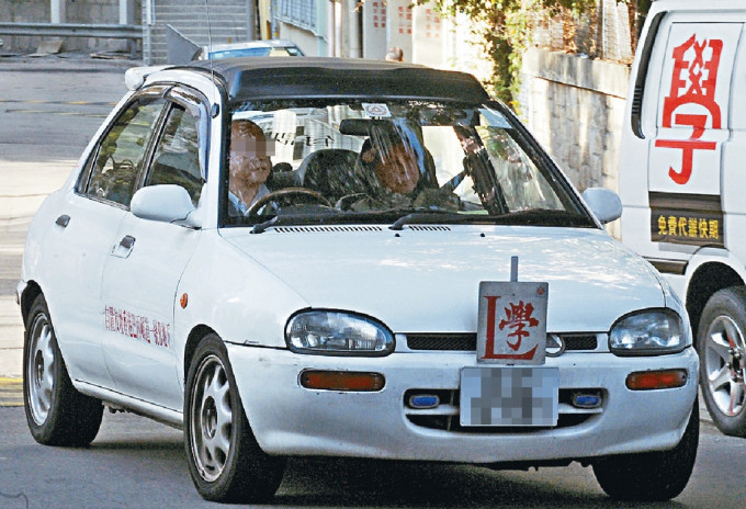 補考生眾多，對考車快期需求甚殷，造就電子排隊黨生意。