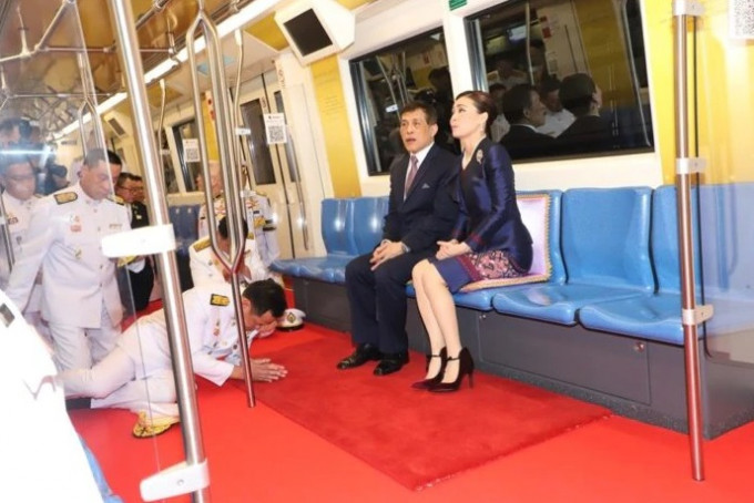 泰王哇集拉隆功和王后素提达于本月14日试搭新开通的泰国曼谷地铁蓝线延伸段。　