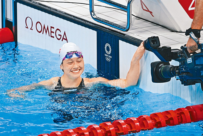 何詩蓓在完成百米自由泳準決賽後笑容滿面。