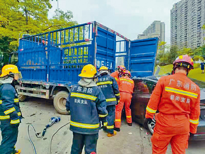 ■Tesla追撞貨車，消防人員到場。
