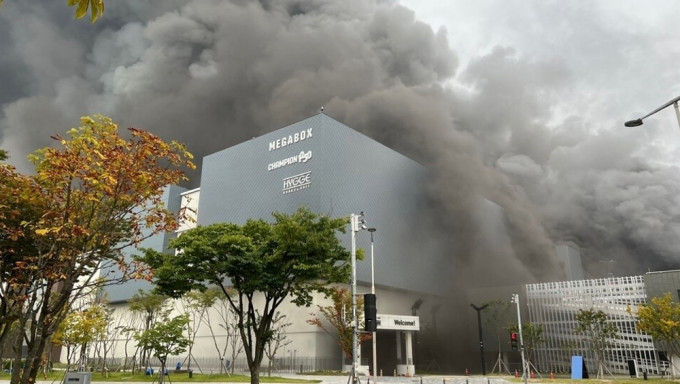 大田市儒城区龙山洞现代集团商场地下一层冒出火光和黑烟。