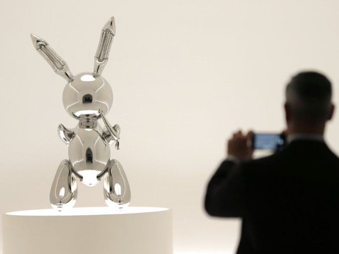 美國藝術家庫恩斯（Jeff Koons）創作的一隻不銹鋼兔兔雕像．以9100萬美元成交。AP圖片