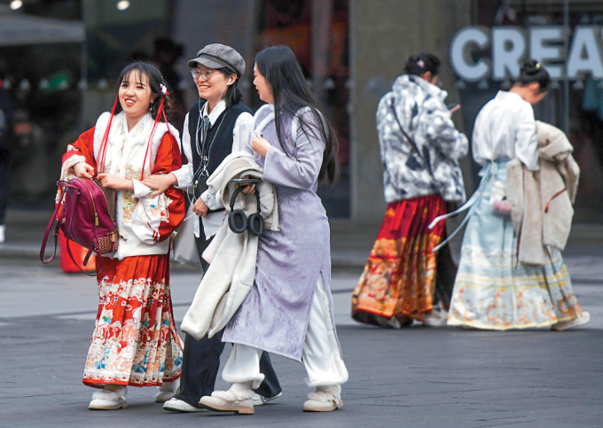 近日杭州西湖不少年轻女子身穿汉服出行。