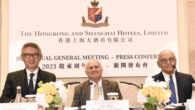大酒店行政總裁郭敬文（左）、主席米高嘉道理（中）、營運總裁包華（右）主持股東會。