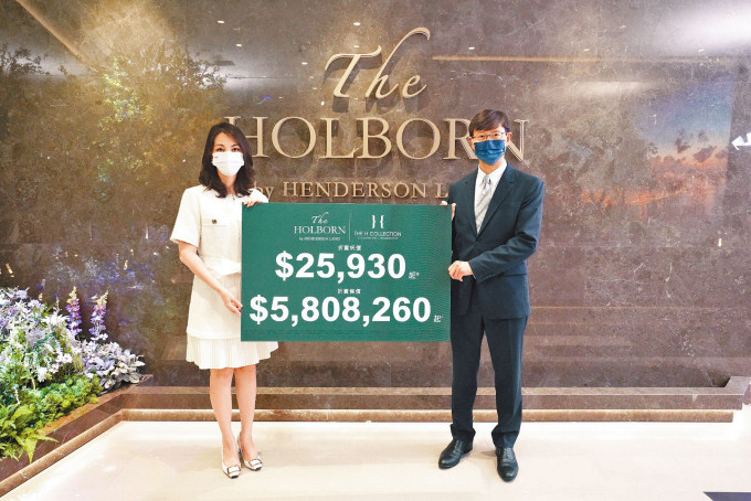 恒基韓家輝(右)表示,鰂魚涌THE HOLBORN原價加推68伙。旁為李菲茹。