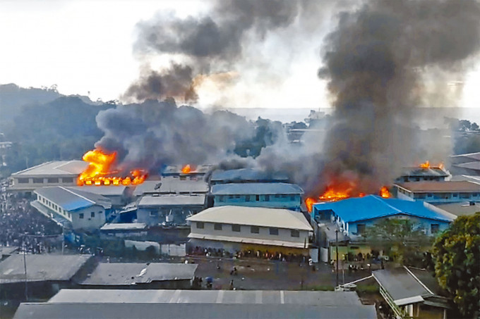 所罗门群岛首都霍尼亚拉的唐人街，有建筑物周四被暴徒纵火焚烧。　