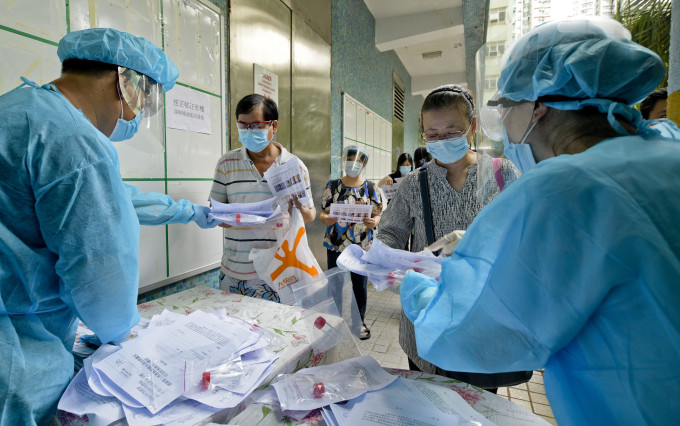 香港医学会上个月建议政府考虑向所有香港市民发放「新冠肺炎医疗券」。资料图片