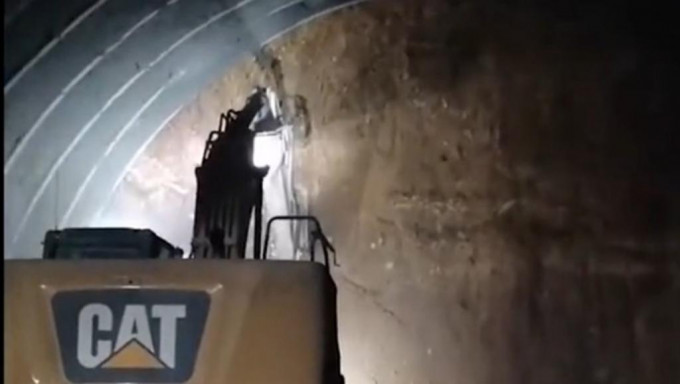 隧道內發生突泥湧水多名工人走避不及。網圖