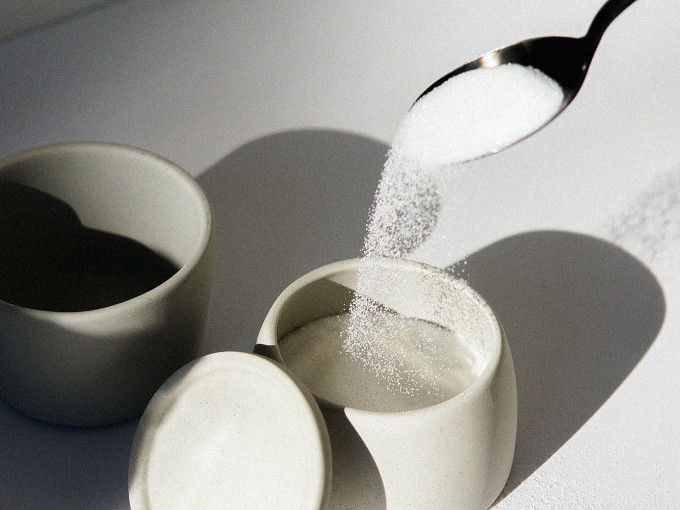 英國有報告建議政府徵收「糖鹽稅」。unsplash圖片