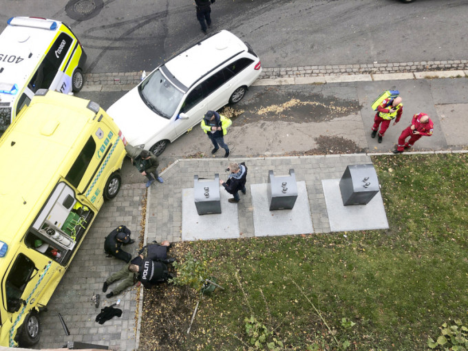挪威首都奧斯陸一個男人持槍偷走救護車，駕車衝向行人，被警察開槍射傷制服。ＡP