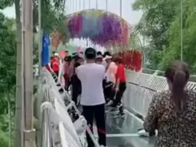 杭州大媽攻陷玻璃橋齊跳廣場舞。影片截圖
