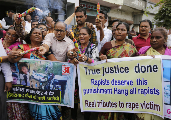 印度強姦案受害人往法庭途中遭疑犯縱火。AP圖