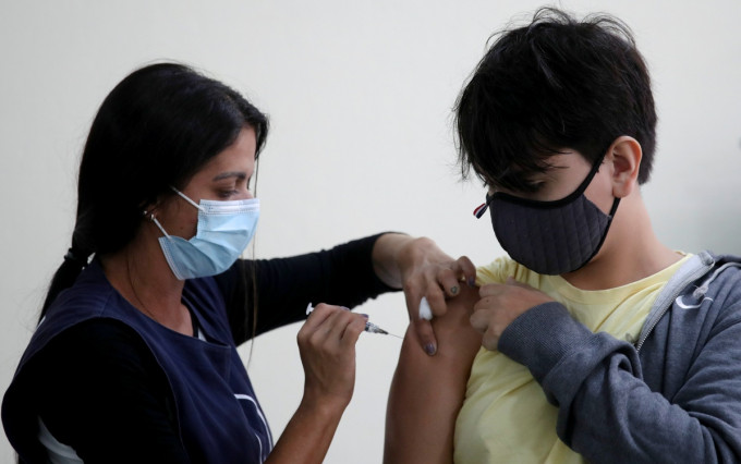 巴西縮短打加強劑相隔時間，同時宣布18歲以上都須要接種。路透社圖片
