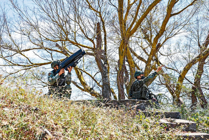 台灣駐金門官兵演練結合干擾槍，反制無人機。