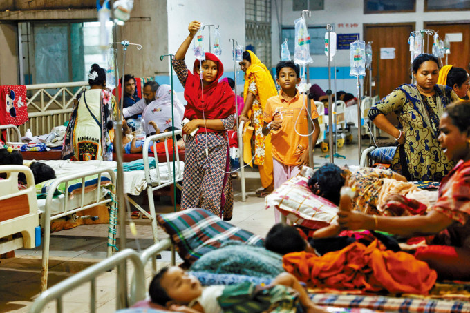 孟加拉首都達卡一間醫院收治大批登革熱患者。