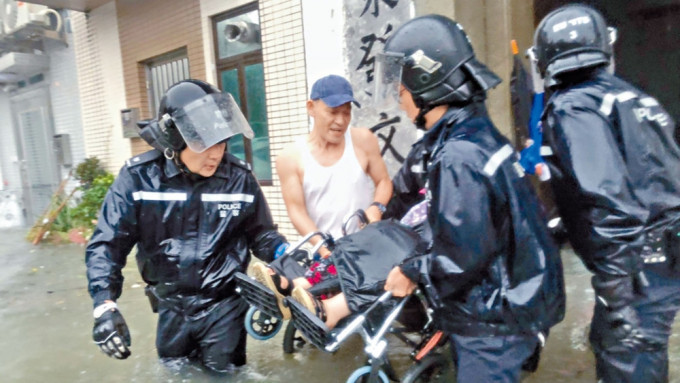 超强台风「山竹」袭港，时任高级警司陈振辉(左)亲自带队到沙田曾大屋撤离村民。
