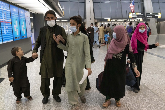 阿富汗人逃離該國。 AP