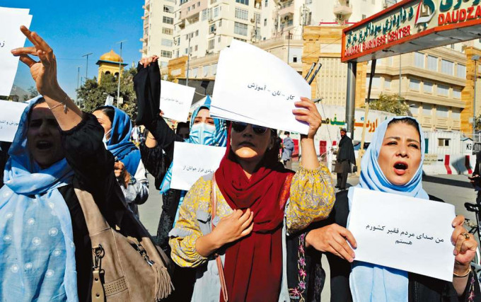 ■喀布爾的婦女十月底上街爭取婦權。 