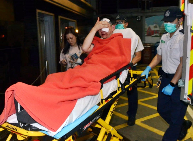 救护人员将遇袭男子送伊利沙伯医院救治。