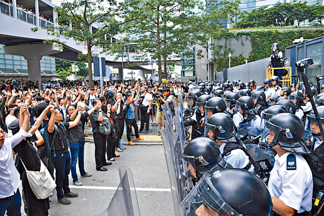 ■示威者不满政府修订《逃犯条例》，连日发起包围政府建筑物行动，令警民陷于对立局面。