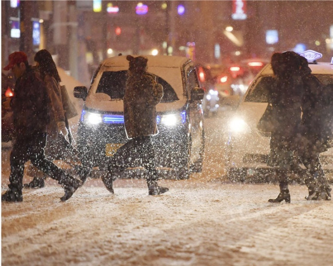 札幌市终下初雪，比去年晚了28天。AP