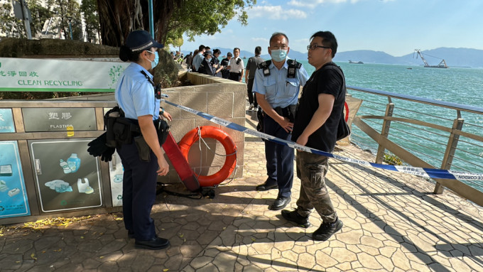 屯門客運碼頭女子墮海 昏迷送院搶救。