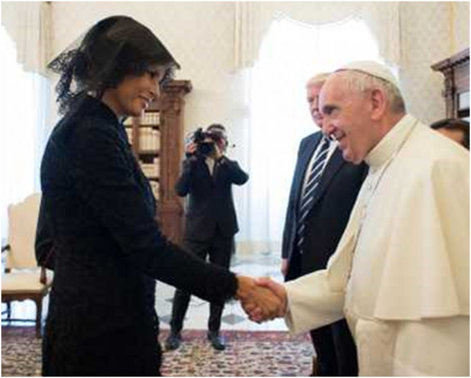 教宗（右）與梅拉尼婭（左）握手。AP