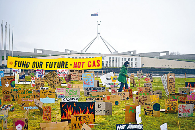学生去年九月在坎培拉国会大厦外抗议气候变化。